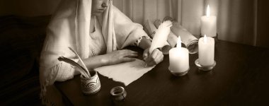 Üst görünümü kapatın. İncil 'deki hukuk ilanları sayfasını geçin. Lütfen uzayı okuyun. Yakın yaştaki erkek kol, parmak ucu mürekkep çizer. Sanat günlüğü çizer. Not defteri yazarı, insan evladı, siyah tahta masa.