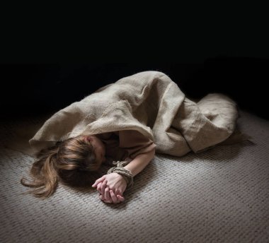 Genç, yalnız, kederli, kederli, ağlayan, kaçırılan, dua eden kadın. Tanrı 'nın duası zihni yaraladı. Hasta ruhlu günahkar acı can aldı. Yasadışı hapis cezası aldı.