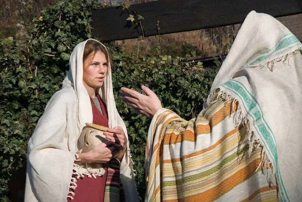 2 genç insan inancı Tanrı 'dan içki teklif et Yahudi hizmetçi köle dedikodulara bak eski vazo Arap şalı tut. Neşeni koru, İsrailli kırsal bayan sohbeti yüz tarlası hakkında vaaz ver. 