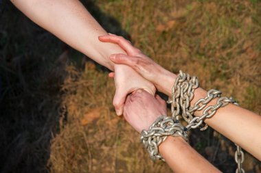 Hapishaneyi kapatın umutsuzluğa kapılma tehlikesi stres genç erkek takım arkadaşı Tanrı 'dan umut dileyin toprak çukuruna tırmanmaya yardım edin. Yakın çekim bağımlısı acı metal kravat kilidini bağlıyor suç istismarını engelliyor adam kaçırmayı arttırıyor