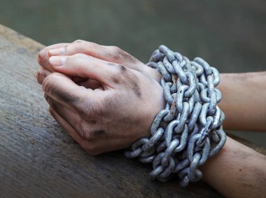 Yakın görüş eski kanun tehlikesi. Stresli erkek çocuk Tanrı 'dan yaşam ahşap metin uzayına yardım etmesini diliyor. Kapanış limiti, acı, kadın bileğini bağlıyor. Demir halat, vücut istismarını engelliyor.