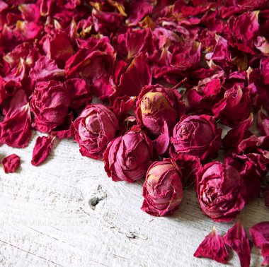 Eski büyük sanat eseri parlak pembe mor koku spa çiçekli yağ yığını metin kopyalama uzayı. Güzellik retro detoks bitkisi diyet aşk sembolü. Kartı selamla. Makro görünüm masa başı masa tasarımını kapat.