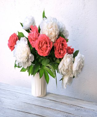 Eski antik çağ sanat parkı ışık masası yazı masası fotokopi uzayı. Güzel, nazik, mutlu, parlak yaprak, büyük, gür tomurcuk, bitki dekoru, yaşam sembolü, kutlama günü kartı, kapak arkaplanı.