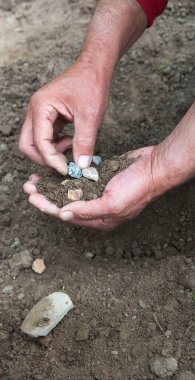 Eski köylü işçi palmiyesi, yakın plan kırsal yaşam hazırlık. Küçük tanecikler, bereketli çamur humus toprak tozu toprak bakımı hobisi. Ayrıntılı görünüm kol çalışma kum yığınları iyi görünüyor ekoloji umut kavramı