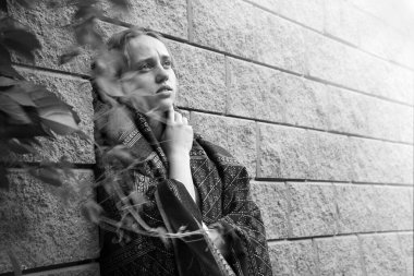 Akli dengesi bozuk keder çığlığı genç Yahudi bayan ev gerekir. Tanrı 'ya barış için yalvar, sevgi için yardım dile. Eski İncil 'de geçen Yahudi şalı çocuk İsrail Duvarı İsrail Kilisesi Tapınağı İncili kavramından muzdarip.