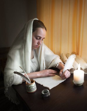 Üst görünümü kapatın. İncil 'deki hukuk ilanları sayfasını geçin. Lütfen uzayı okuyun. Yakın yaştaki erkek kol, parmak ucu mürekkep çizer. Sanat günlüğü çizer. Not defteri yazarı, insan evladı, siyah tahta masa.