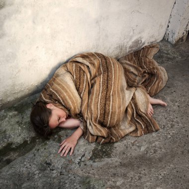 Genç ve yalnız sefalet kaybolmuş üzgün suçluluk duygusu yas tutarken ağlayan genç bayan yere uzanmış yalvarıyor Tanrı 'dan sadaka dileniyor. Zihinsel suçlu, uyuyan çocuk. Hapishane günahı. Sarhoş, ayyaş, yaşlı, kenar mahalle çocuğu.