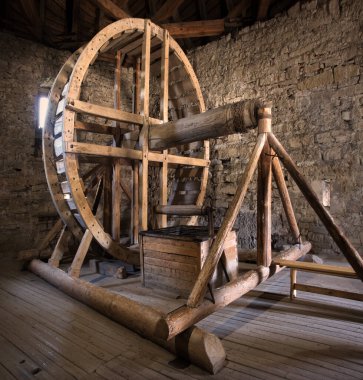 Grunge Avrupalı natur çiftçiliği yakın plan geniş daire şeklinde, halat dişli türbin koyu buğday unlu ahır duvarı. Büyük paslı demir nehir kaynağı kapalı çiftlik evi kale odası tarımı.