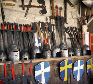 Klasik kale, uzun ve güçlü çelik kılıç, erkek cephaneliği odasının duvarını yakından görüyor. Kraliyet tehlikesini geçtik Orta Doğu Kahramanı Şapkalı Kahraman Peri Masalı Kol Evi Simgesi Badg Sancak