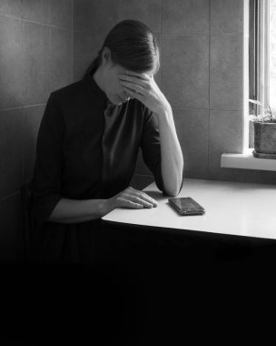 Genç, bitkin, kederli, ağlayan, ağlayan, genç bir bayan. Tanrı şahidim olsun ki karanlık odanın duvarlarında mesaj alanı var. Yetişkin hasta suçlu üzgün kasvetli korku savaşı dulu düşün acı aşk utancı aleti konuşuyor