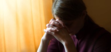 Yalnız kutsal acı çeken genç İsrail 'li kadın kollarını tut ve İsa' ya yalvarmaya başla. Eski antik aziz kutsal kitap tarihi kutsal Yahudi genç aşk ruhu karanlık gece mesajlaşması bile