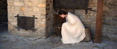 Genç yaşta zavallı Yahudi İncilsel insan şalı peçe kumaş kültürü. Yahudi İncil 'i genç bayan köle, yak, yak, yak, yak, tutuştur, yak, tuğla İsrail fırınının içinde sıcak ekmek kap, fırın sembolü yap.