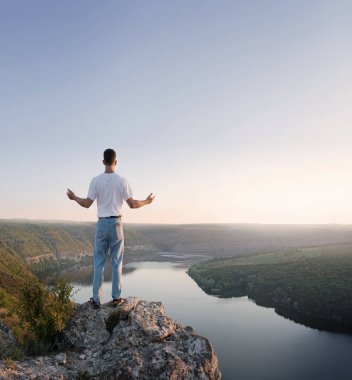 Kırsal kesimde yalnız, üzgün, dindar genç bir kadın, Tanrı 'ya olan inancı için yalvar, güven kazan, umut et, umut et, neşelen, neşelen, erkek çocuk, kollarını serbest bırak, vahşi tepe parkı,