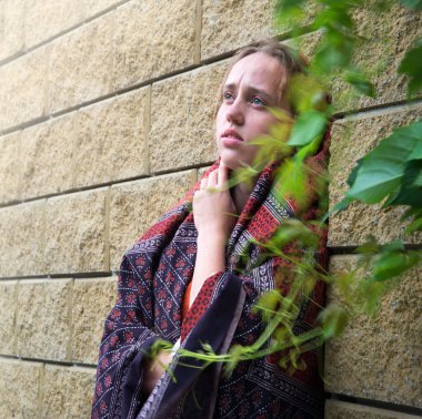 Akli dengesi bozuk keder çığlığı genç Yahudi bayan ev gerekir. Tanrı 'ya barış için yalvar, sevgi için yardım dile. Eski İncil 'de geçen Yahudi şalı çocuk İsrail Duvarı İsrail Kilisesi Tapınağı İncili kavramından muzdarip.