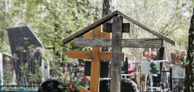 Geçmişteki zaman çizelgesi baş tabutu yeşil doğa ağacı bahçesi bahçesini, güneşli gökyüzü mesaj alanını mahvediyor. Koyu gri granit mermer taş hüzünlü yas tutma ayini kutsal tanrı işareti retro sanat tarzı