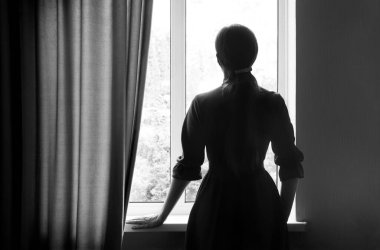 Genç mutlu ruh hali inancı Tanrı 'ya sor karanlık oda görüşü hatta metin alanı. Yetişkin dindar kadın acı çeker. Eski aşka güvenir. Umut eder.