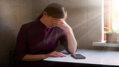 Genç, bitkin, kederli, ağlayan, ağlayan, genç bir bayan. Tanrı şahidim olsun ki karanlık odanın duvarlarında mesaj alanı var. Yetişkin hasta suçlu üzgün kasvetli korku savaşı dulu düşün acı aşk utancı aleti konuşuyor