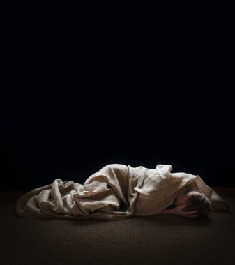 Genç, yalnız, yorgun, kayıp, kayıp, yas tutan, yas tutan, ağlayan, ağlayan, ağlayan bir genç bayan, Tanrı 'ya yalvar, merhamet dile, zavallı, ruhsal, suçlu, günahkar, kötü, acı çeken, sarhoş, uyuşturucu bağımlısı, yaşlı, kenar mahalle gecesi