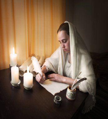 Üst görünümü kapatın. İncil 'deki hukuk ilanları sayfasını geçin. Lütfen uzayı okuyun. Yakın yaştaki erkek kol, parmak ucu mürekkep çizer. Sanat günlüğü çizer. Not defteri yazarı, insan evladı, siyah tahta masa.