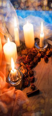 Samimi antika kutsal hatıra günü karanlık akşam evi banyosu mavi gökyüzü penceresi yazı uzayı afişi bile. Eski, yıpranmış beyaz masayı kapat. Hâlâ hayattayız. Pembe mumla aydınlatılmış sanat tebrik kartı dekoru.