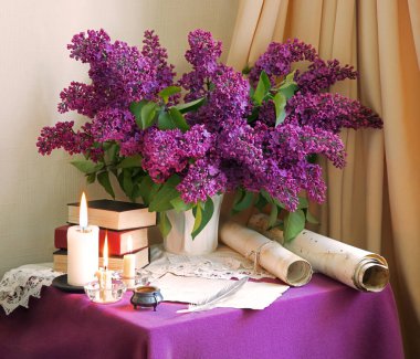 Kırsal çağ sanatı senaryosu, aşk dekorasyonu masasıyla evlenmiş. Boş bir mesaj defteri sayfası kartpostalı takmış. Tanrı İsa 'ya yakın kültür gecesi hala hayat dolu ateş ışığı uyarı sembolü pankartı.