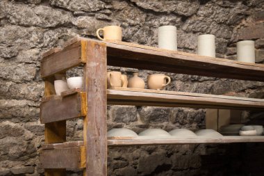 Yakından bakınca, kutsal kırsal incil Tanrı 'nın retro boş şarap suyu çayını yiyen aşçı şişesi kaplama beyaz metin alanı. Çamurlu çamur yağı tenceresi dükkan nesnesini canlandırıyor. İncil sanatçısı stil tasarımı.