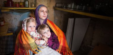 Kyiv. Ukrayna. 26 Nisan 2022. Bombacı terörle savaşıyor. Zavallı hasta kadın panikledi. Oturdu ve Avrupa 'nın eski konsept mesaj alanını hedef almasına yardım etti. İnsan acısı hayat kurtarır Tanrı 'ya şehirde barış için dua eder