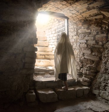 Paslı, korkunç kale tuzağı kurşun tuğla koridor hücre odası aydınlık gün ışığını mahvediyor, gökyüzü kararıyor kasvetli karanlık, yukarı çık, yukarı çık, yukarı çık, yukarı çık, yukarı çık, umut ışığı konsept rüya sembolü.