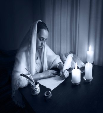 Üst görünümü kapatın. İncil 'deki hukuk ilanları sayfasını geçin. Lütfen uzayı okuyun. Yakın yaştaki erkek kol, parmak ucu mürekkep çizer. Sanat günlüğü çizer. Not defteri yazarı, insan evladı, siyah tahta masa.