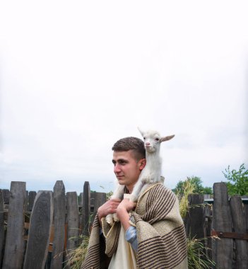 Eski Arap kırsal kesiminden tatlı beyaz ırk çocuğu ilahi işçi küçük şirin bir sığır sürüsü hayvanı buldu. Orta Doğu Asya 'daki Arap katoliği, İbrani din adamlarının göçebe göçebelere, umut tarihi için dua ettiklerine inanır.