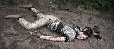 Nato muhafız askerini kaybetti. Mayın yarası var. Yaşam travmasını koruyor. 1 suç tehlikesi korkunç korku yardımı sağlık şoku, kahraman ceset suç konsepti.