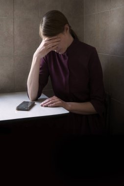 Genç, bitkin, kederli, ağlayan, ağlayan, genç bir bayan. Tanrı şahidim olsun ki karanlık odanın duvarlarında mesaj alanı var. Yetişkin hasta suçlu üzgün kasvetli korku savaşı dulu düşün acı aşk utancı aleti konuşuyor