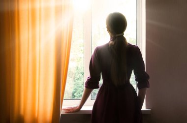 Genç mutlu ruh hali inancı Tanrı 'ya sor karanlık oda görüşü hatta metin alanı. Yetişkin dindar kadın acı çeker. Eski aşka güvenir. Umut eder.