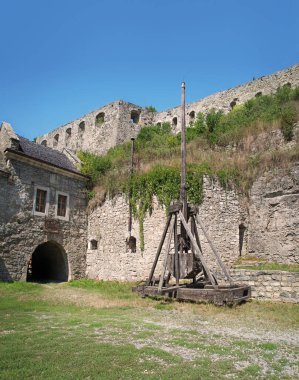 Kamyanets Podilsky şehri, Ukrayna 'daki Kale Turizm Müzesi, 2023 Mayıs. Avrupa 'yı geçtikten sonra Roma çağı Podilskyi köyü, şehir merkezi, bahçe, ev, duvar, kapı, tepe manzarası.