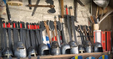 Klasik kale, uzun ve güçlü çelik kılıç, erkek cephaneliği odasının duvarını yakından görüyor. Kraliyet tehlikesini geçtik Orta Doğu Kahramanı Şapkalı Kahraman Peri Masalı Kol Evi Simgesi Badg Sancak