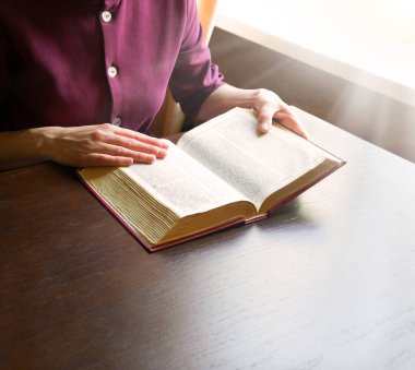 Kutsal, yalnız aziz çocuk, sence aşk ilâhi mi diye sor vaaz ver vaaz ver yeni kağıt ahşap metin alanı aç antika erkek öğrenci kolu koyu siyah kilise odası aydınlığı gökyüzü bilgelik tarihi kavramı bile