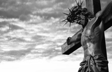 Soyut kutsal ilahi kurtarıcı duacı ölü adam Mesih tutku acı ruh hayat. Kutsal Ruh, koyu renk ahşap kilise mezar mezar mezar mezar heykeli simge ışık kırmızı bulutlu hatta cennet metin uzayı