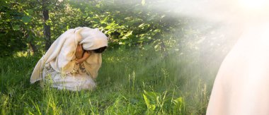 Yalnız kutsal Cebrail, üzgün Doğu Yahudi, eski püskü şal örtüsü, çim biçme, el pençe divan, düşün. Mutlu kırsal köy hanımı İsa 'ya dua et.