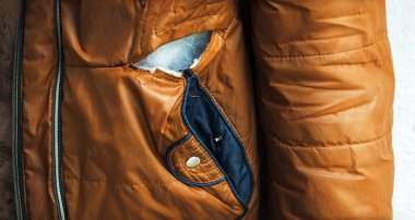 Soyut detay makro görünümünü kapat kötü kaba toprak yaş, çatalı kes retro kırmızı renk erkek yün elyaf boş metin alanı kenar tasarımı. Kaliteli eski tarz ikinci el kollu yüzey