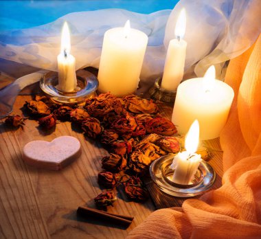 Samimi antika kutsal hatıra günü karanlık akşam evi banyosu mavi gökyüzü penceresi yazı uzayı afişi bile. Eski, yıpranmış beyaz masayı kapat. Hâlâ hayattayız. Pembe mumla aydınlatılmış sanat tebrik kartı dekoru.