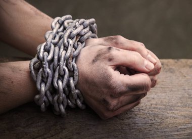 Yakın görüş eski kanun tehlikesi. Stresli erkek çocuk Tanrı 'dan yaşam ahşap metin uzayına yardım etmesini diliyor. Kapanış limiti, acı, kadın bileğini bağlıyor. Demir halat, vücut istismarını engelliyor.