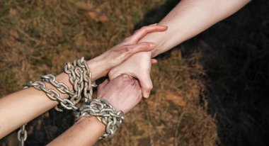 Hapishaneyi kapatın umutsuzluğa kapılma tehlikesi stres genç erkek takım arkadaşı Tanrı 'dan umut dileyin toprak çukuruna tırmanmaya yardım edin. Yakın çekim bağımlısı acı metal kravat kilidini bağlıyor suç istismarını engelliyor adam kaçırmayı arttırıyor