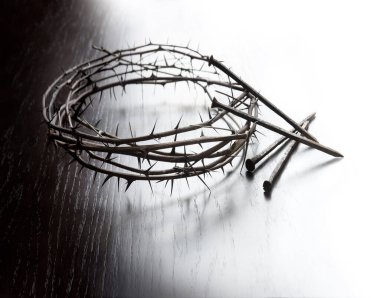 Yakın görüş, kutsal çağ iyi aziz can kan acısı şehit adam ilahi ışık beyaz ruh yaşam. Koyu siyah grung board retro yakın çekim kirli demir alet katol kilise rescu suçluluk çerçeve alanı