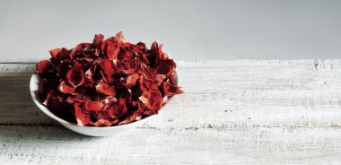 Eski sanat eseri, parlak pembe pembe, taze kokulu spa çiçekli yağ yığını metin kopyalama uzayı. Güzel kırsal festival tomurcuğu diyet tabağı aşk sembolü düğün kartını üst makro görünüm masa tasarımında kapat