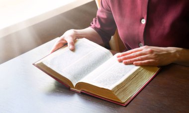 Kutsal, yalnız aziz çocuk, sence aşk ilâhi mi diye sor vaaz ver vaaz ver yeni kağıt ahşap metin alanı aç antika erkek öğrenci kolu koyu siyah kilise odası aydınlığı gökyüzü bilgelik tarihi kavramı bile