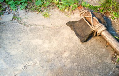 Yakın çekim kaba eski Neolith dönemi zanaat Hint avcı adam çakmaktaşı bıçak hache kol vahşi zemin metin uzayı. Üst kabileyi kapatın. Çelik çelik savaş objesi sanat stili işareti.