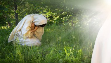 Yalnız kutsal Cebrail, üzgün Doğu Yahudi, eski püskü şal örtüsü, çim biçme, el pençe divan, düşün. Mutlu kırsal köy hanımı İsa 'ya dua et.