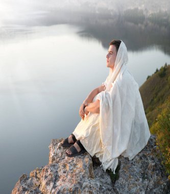 Kırsal barış, günbatımında güneş batımında tek neşeli genç yahudi çocuk David yaşlı peçe, umarım Tanrı İsa Mesih 'in inancı üzerine oturur. Vahşi Yahudi parkı ağacı üzgün deniz havuzu okyanus kızı manzaralı eski İncil 'e ait metin alanı