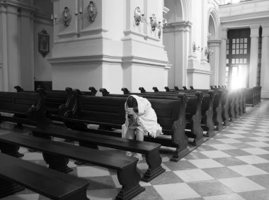 Kutsal dindar genç bayan yalvarmayı düşün İsa 'ya dua et kutsal konsepti kutsa Aziz kutsal tarih üzgün genç çocuk umutsuzluk krizi şalı duvak otur bankta sevgi kürsüsü ruhun simgesi pencere ışığı