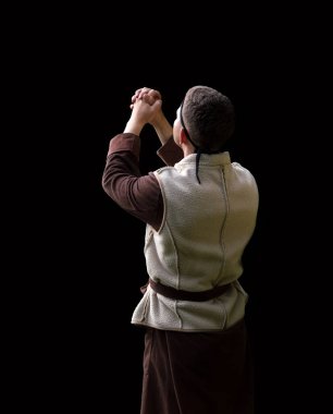 Mutlu eğlence barışı, mütevazı etnik erkek ruhani bakış açısı Orta Asyalı İsrailli erkek kolu, teşekkür sahnesi için yalvar. Asyalı Müslüman bornoz giysisi. Eskimiş eski İncil. Karanlık gökyüzü ışığı.